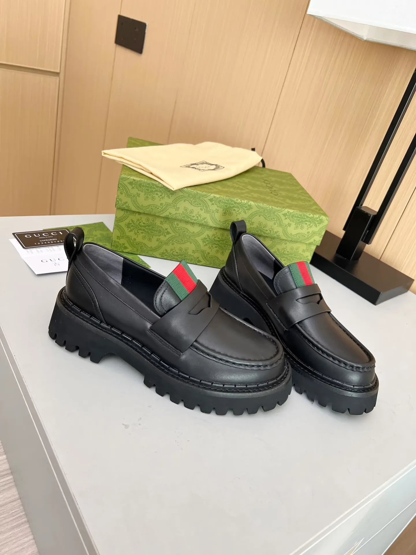 👟👟Ex-factory price 480👟👟 ✅The latest Gucci GUCCI loafers at the counter. They are mainly matched with various styles of trendy clothes to highlight their fashion. ✅ A must-have recommended➡️Especially easy to put on and take off. Fabric: cowhide, open edge beads. Inner/foot pads: cow lining. Color: black. Size: 34-41 (34, 41 need to be customized) Heel height: 5cm Outsole: Foam outsole material ✅ Comes with cloth bag card